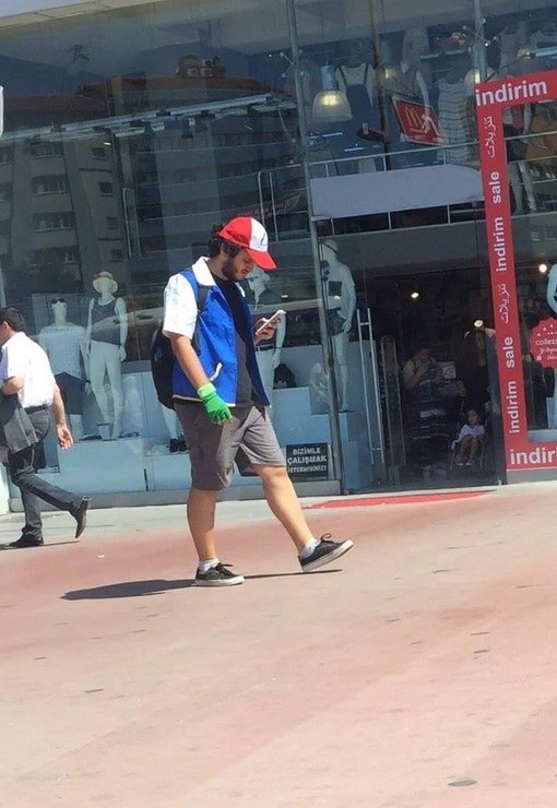 Homme déguisé en Sacha Pokémon Go